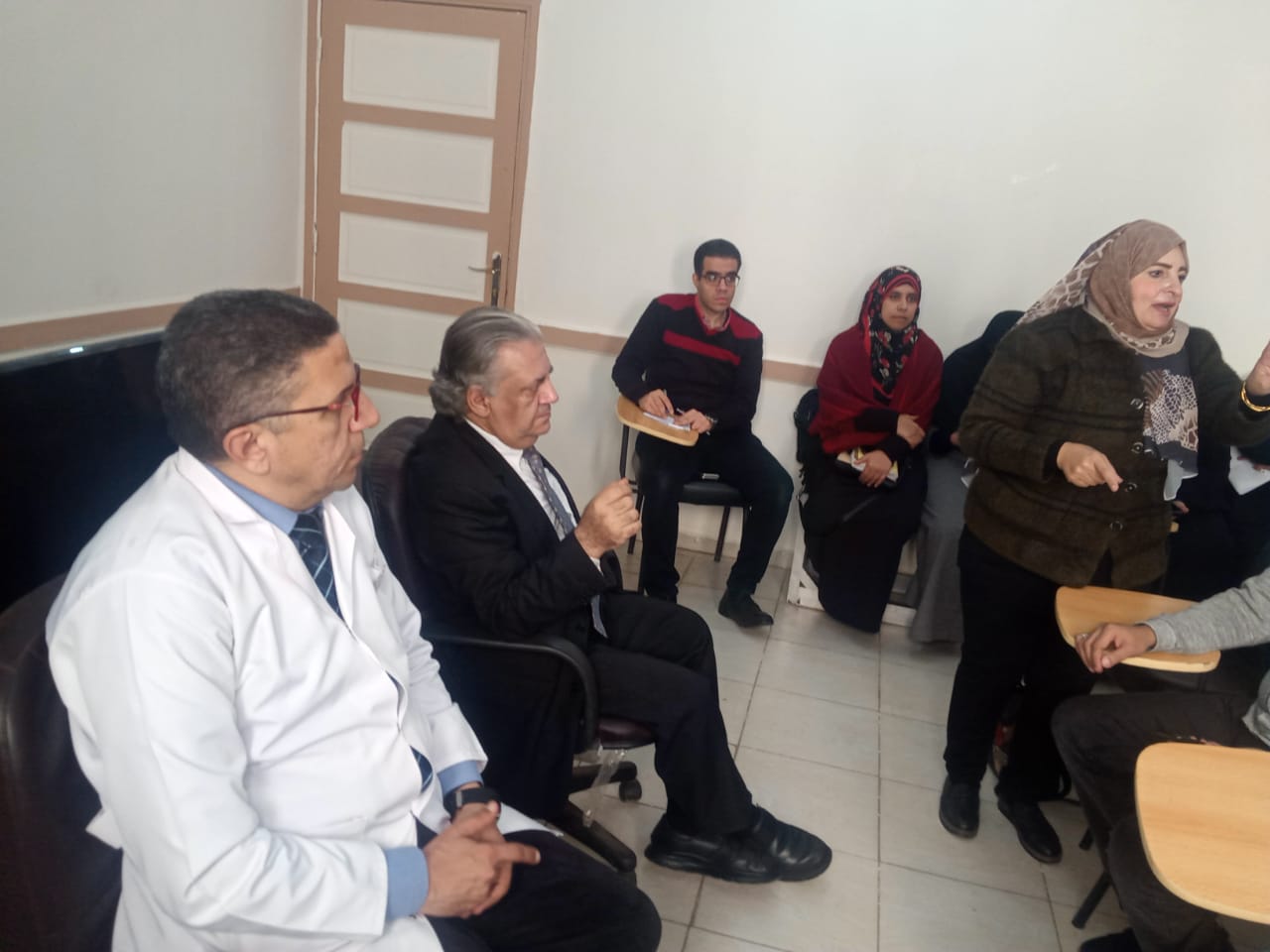 وكيل الوزارة مع الأطباء