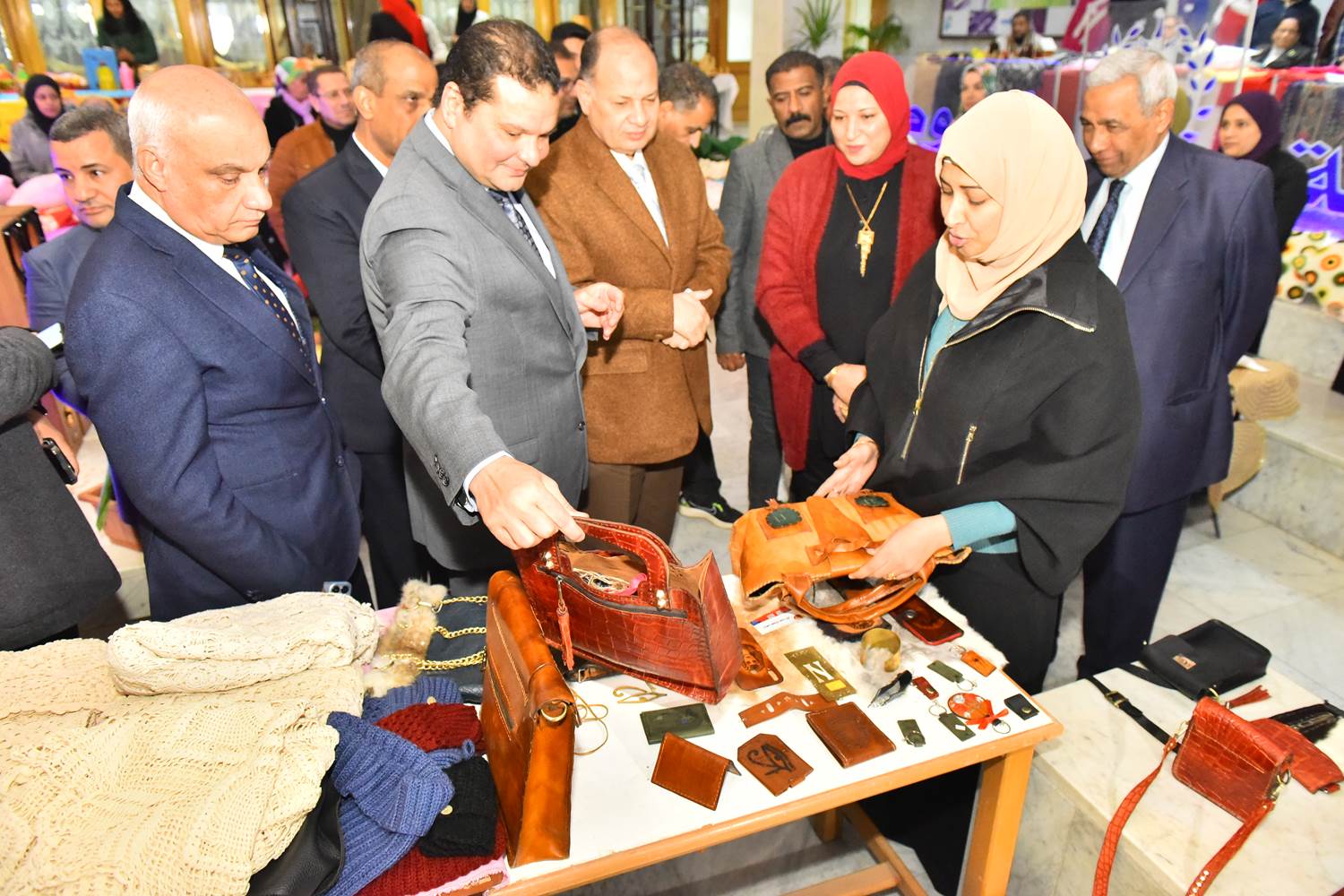 محافظ أسيوط ونائب وزير المالية يتفقدان معرض منتجات فنية وتراثية (23)