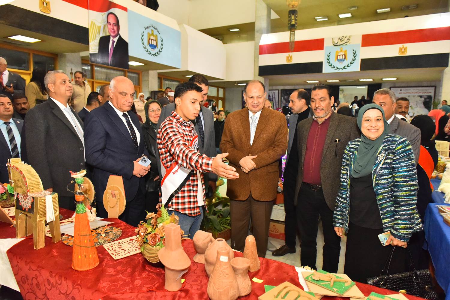 محافظ أسيوط ونائب وزير المالية يتفقدان معرض منتجات فنية وتراثية (9)