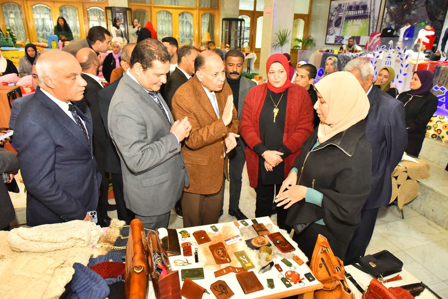 محافظ أسيوط ونائب وزير المالية يتفقدان معرض منتجات فنية وتراثية (22)