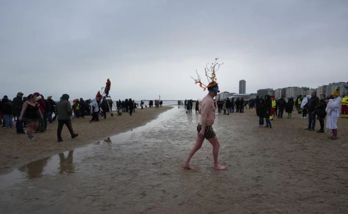 آلاف البلجيكيين يسبحون فى بحر الشمال البارد  (2)