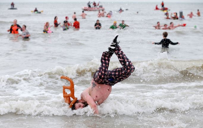 آلاف البلجيكيين يسبحون فى بحر الشمال البارد  (6)