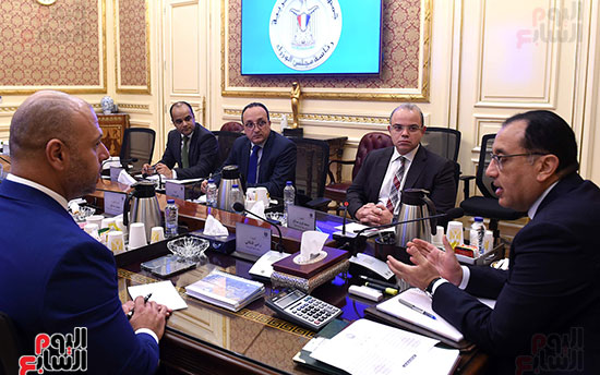 اجتماع رئيس الوزراء مع رئيس الرقابة المالية ورئيس البورصة  (3)