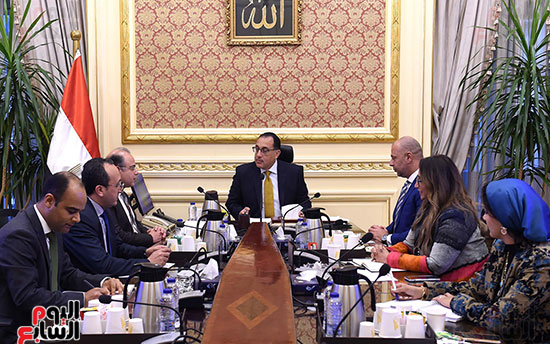 اجتماع رئيس الوزراء مع رئيس الرقابة المالية ورئيس البورصة  (2)