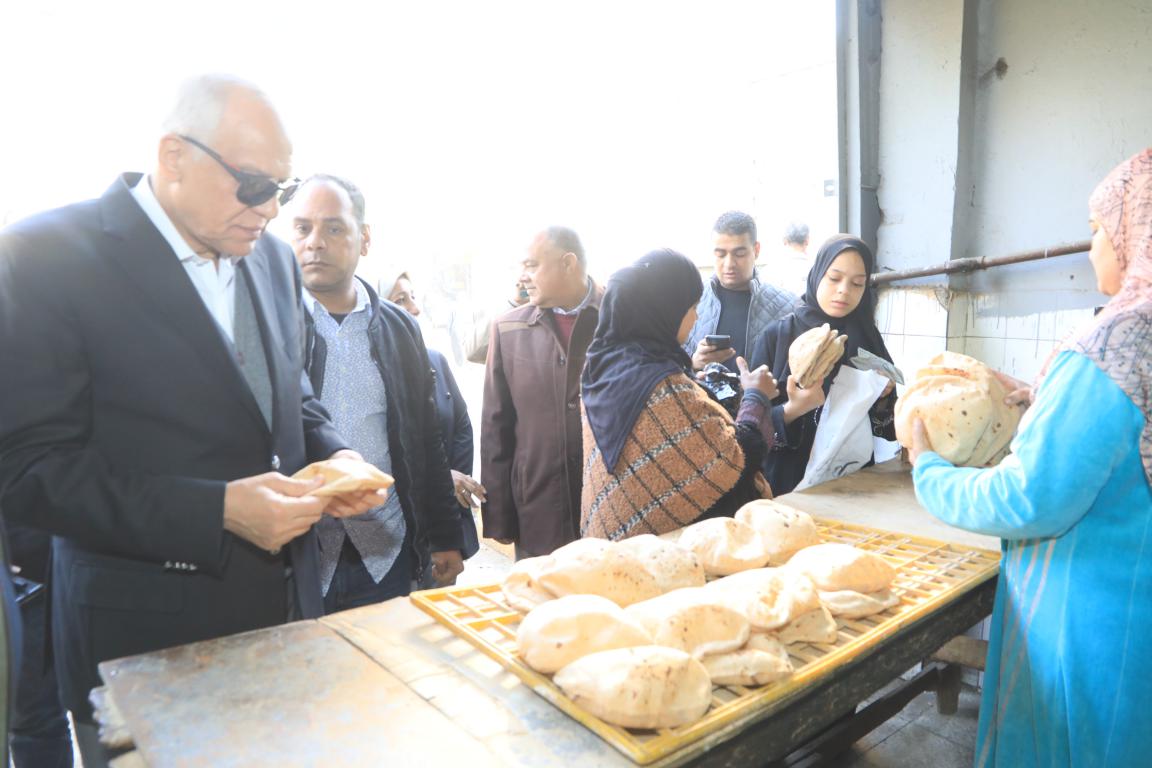 محافظ الجيزة يراجع أوزان أرغفة الخبز في مخابز إمبابة