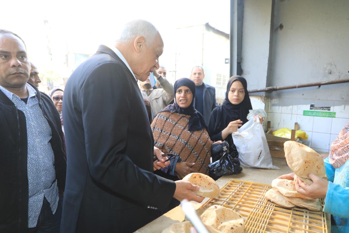 محافظ الجيزة يراجع أوزان أرغفة الخبز في مخابز البوهى وإمبابه