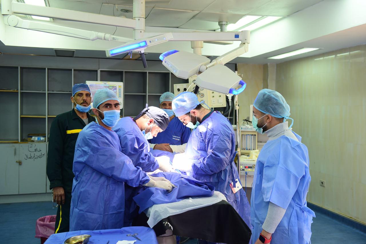 قسم جراحة الأطفال بمستشفى سوهاج الجامعي يجري 64 جراحة دقيقة (2)