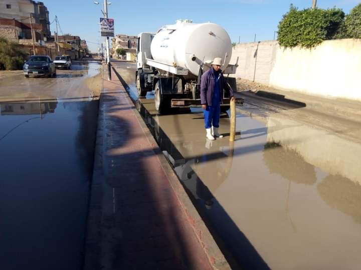 جانب من التعامل مع بلاغات المياه بمحافظة مرسى مطروح (2)