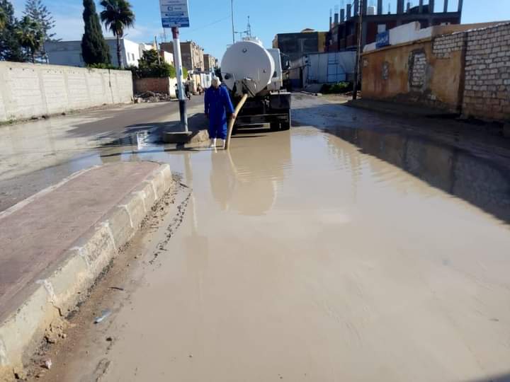 جانب من التعامل مع بلاغات المياه بمحافظة مرسى مطروح (3)
