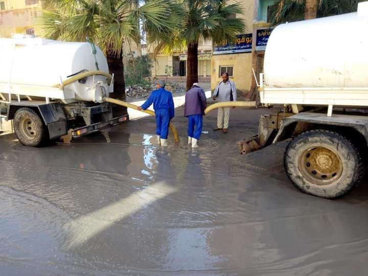 جانب من التعامل مع بلاغات المياه بمحافظة مرسى مطروح (1)