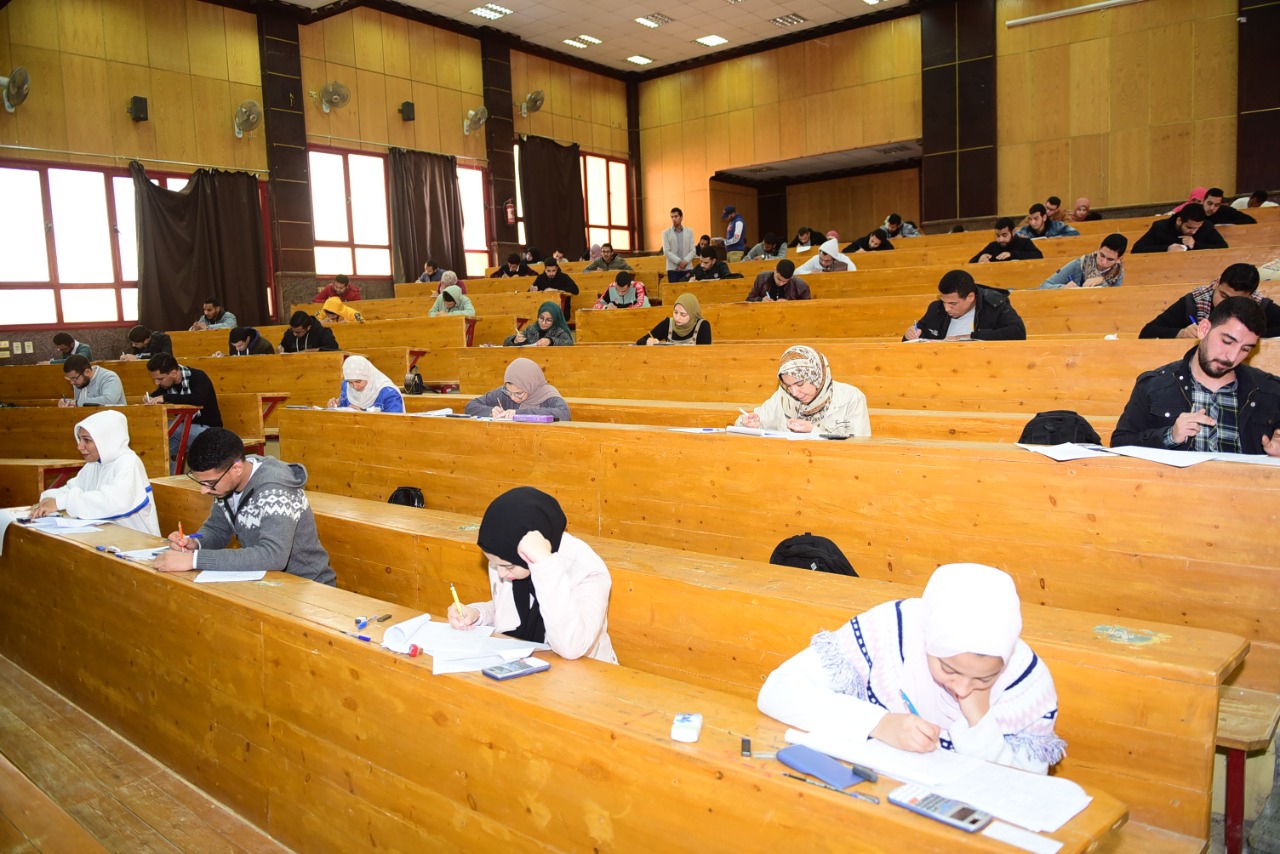 رئيس جامعة سوهاج يتفقد للإطمئنان سير امتحانات الفصل الدراسي الأول بكلية الهندسة (4)