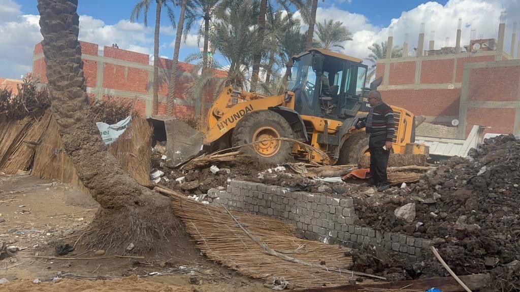 محافظة الجيزة تشن حملة لإزالة مخالفات البناء في أبو النمرس