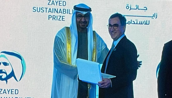 جانب من تسليم الفائزين جائزة زايد للاستدامة (3)