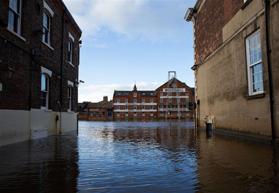 غرق الشوارع اثر فيضان Ouse  لندن