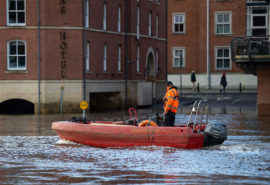 رجال الانقاذ فى شوارع لندن بعد ان غرقت مياه الفيضان