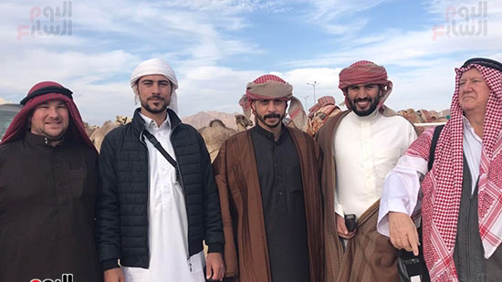 يرتديان-الازياء-العربية-مع-شباب-من-قبائل-سيناء