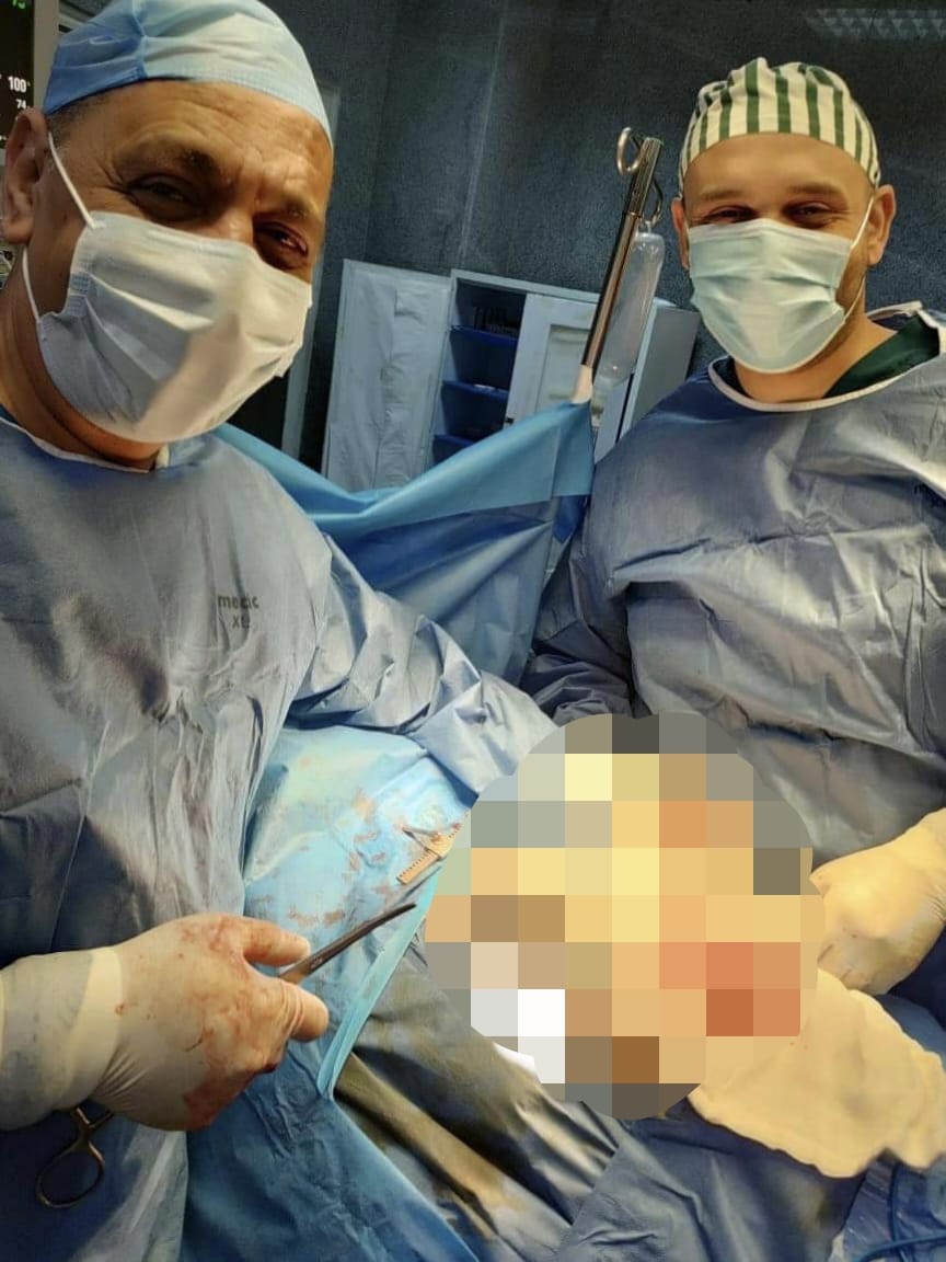 الدكتور إبراهيم قصب والدكتور محمد الجزار خلال الجراحة