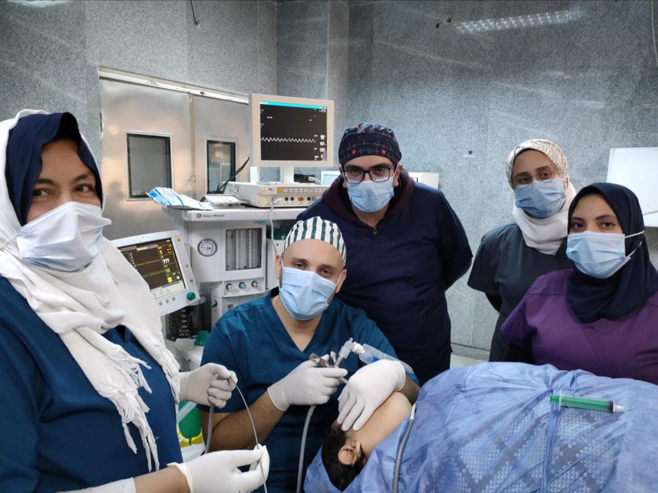 الفريق الجراحي بمستشفى بنها الجامعي