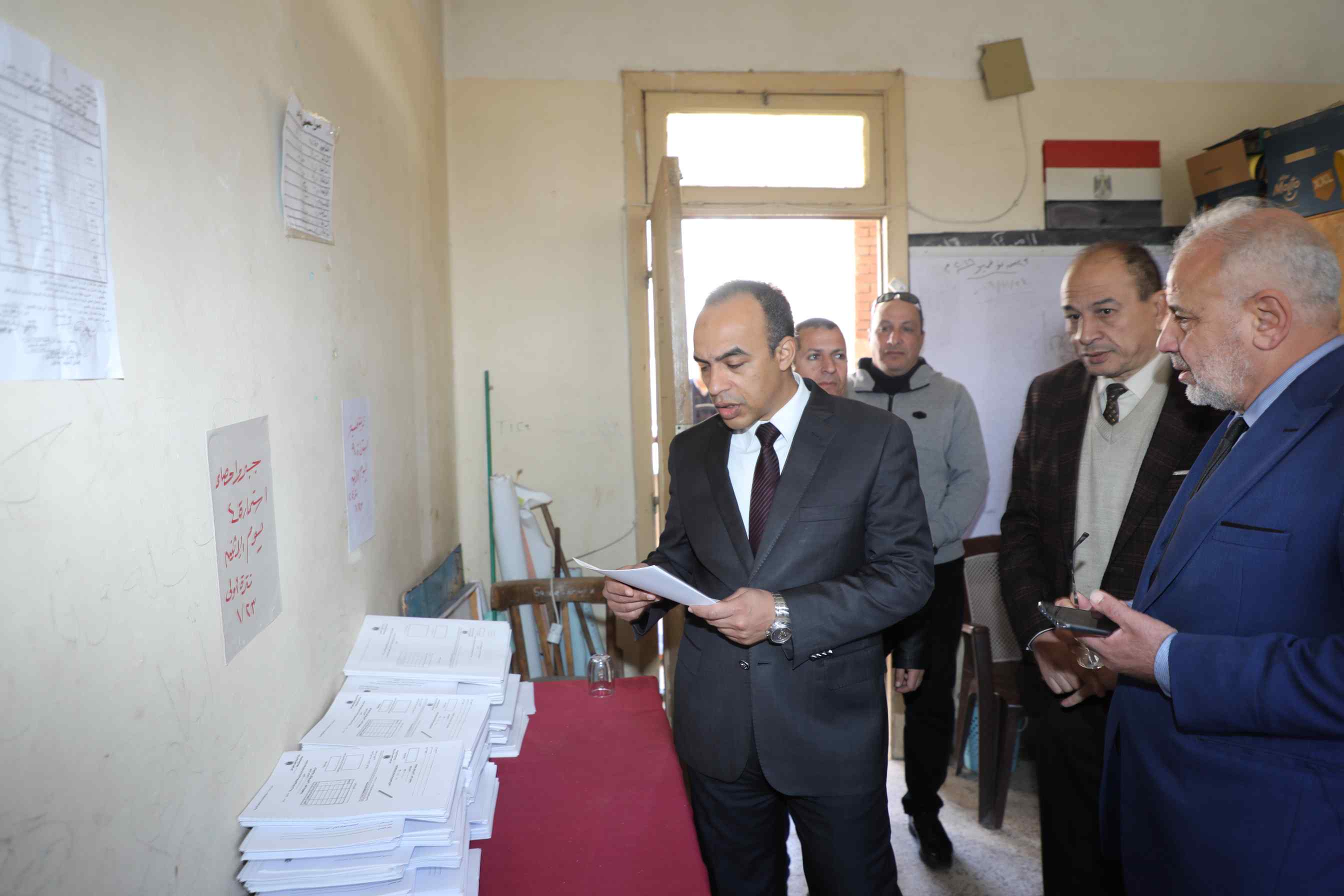نائب محافظ المنيا يتابع انتظام سير الامتحانات (2)