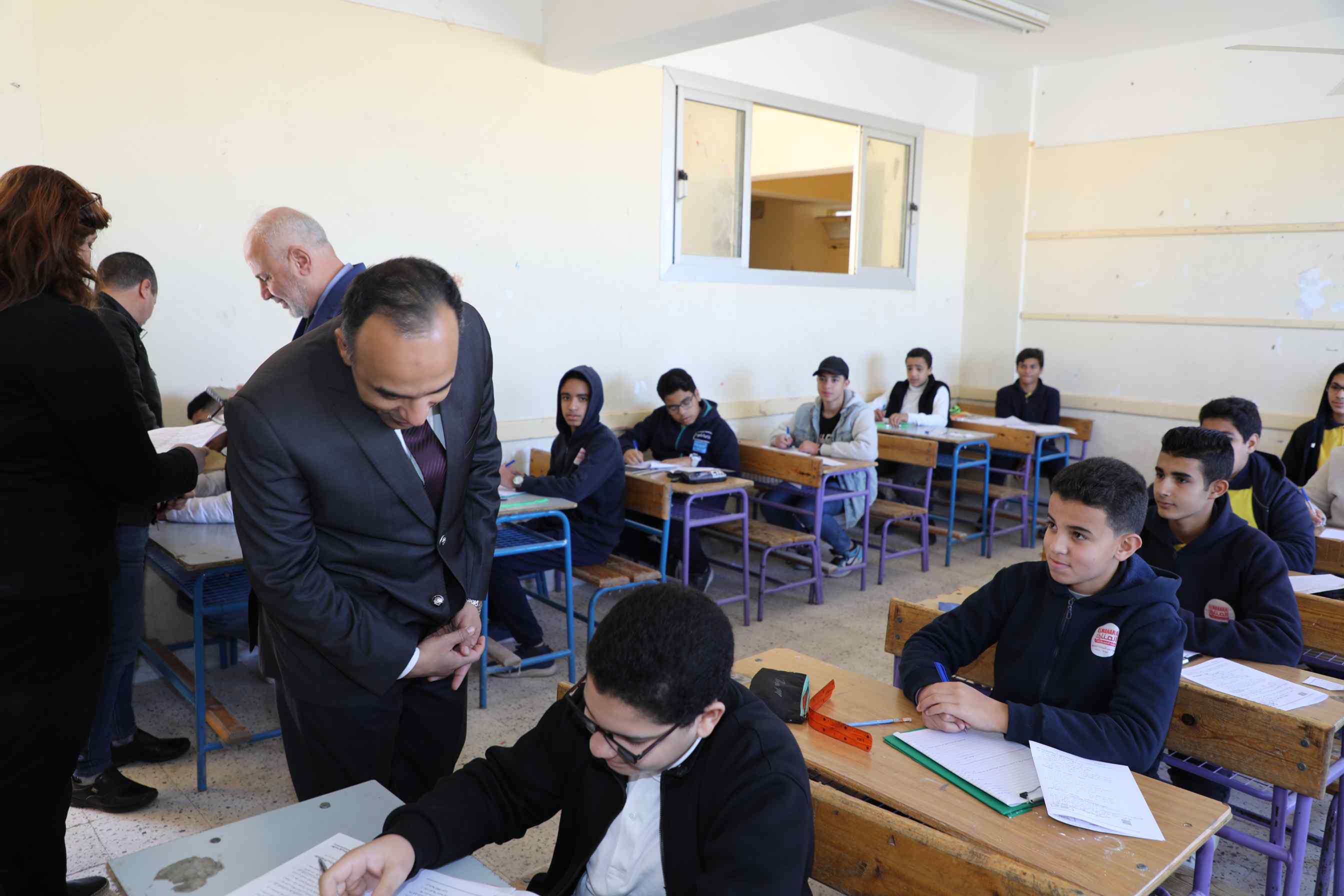 نائب محافظ المنيا يتابع انتظام سير الامتحانات (7)