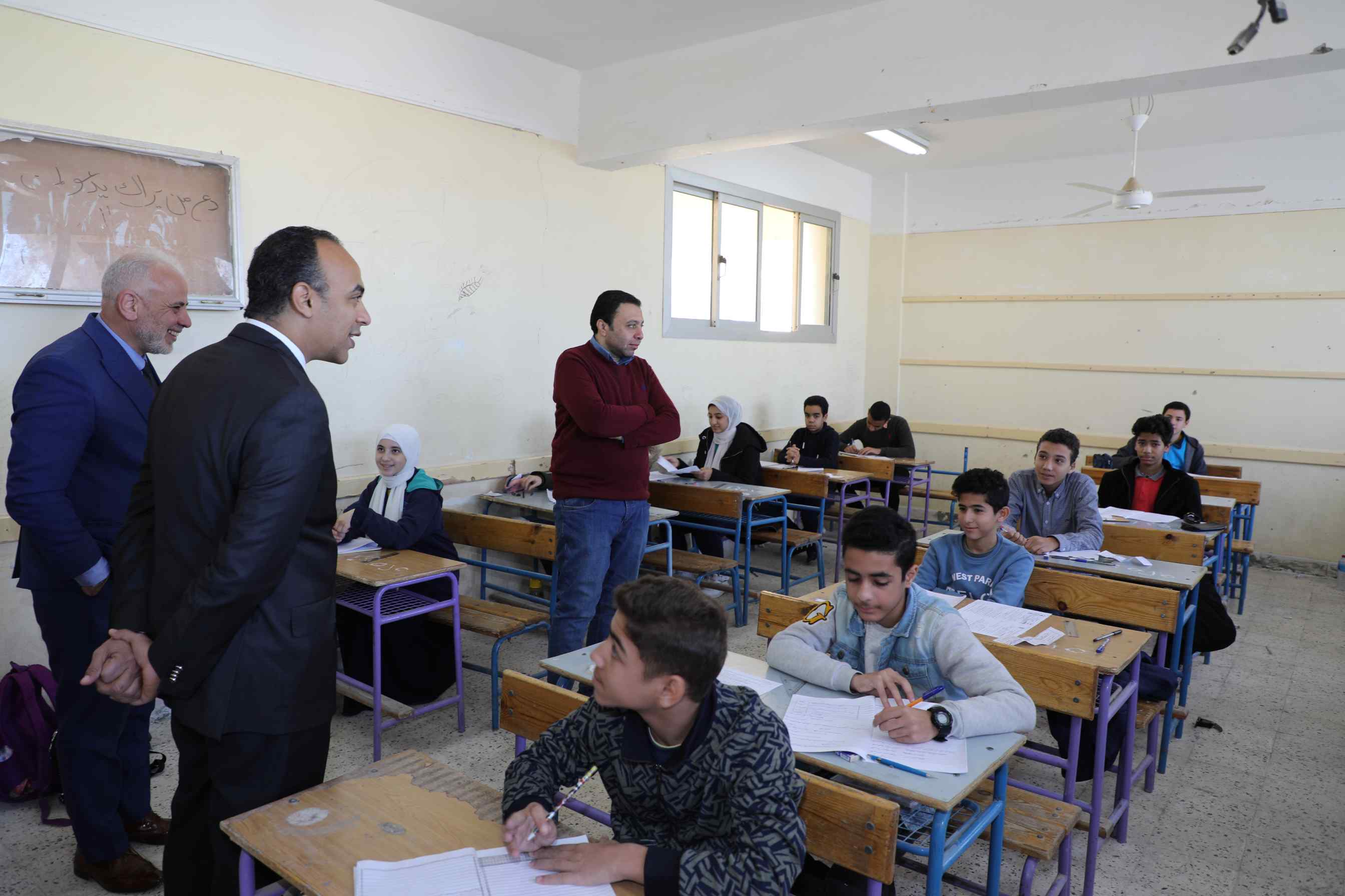 نائب محافظ المنيا يتابع انتظام سير الامتحانات (6)