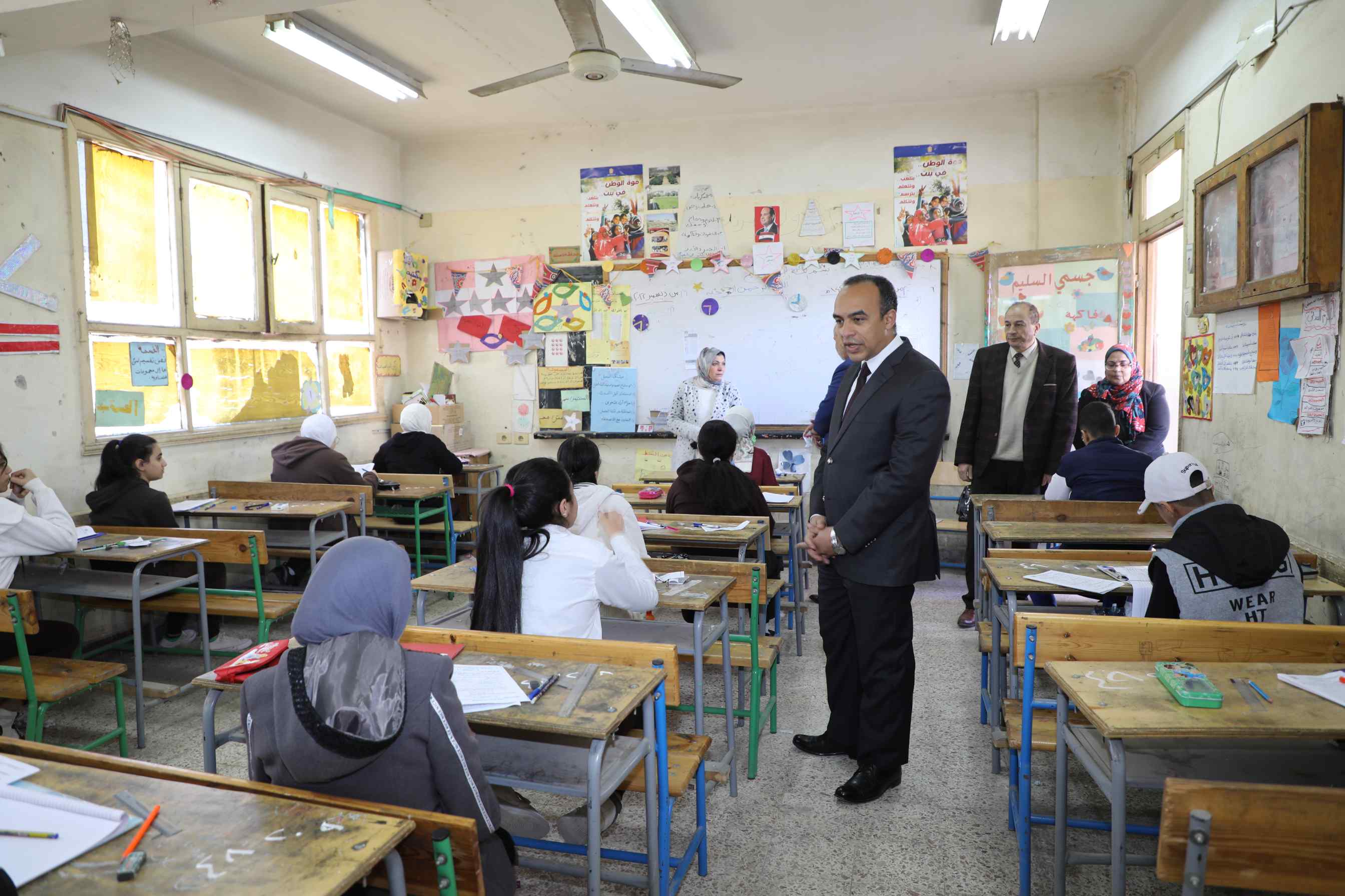 نائب محافظ المنيا يتابع انتظام سير الامتحانات (1)