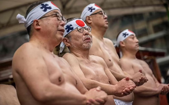 يابانيون يحتفلون بكرنفال المياه الباردة