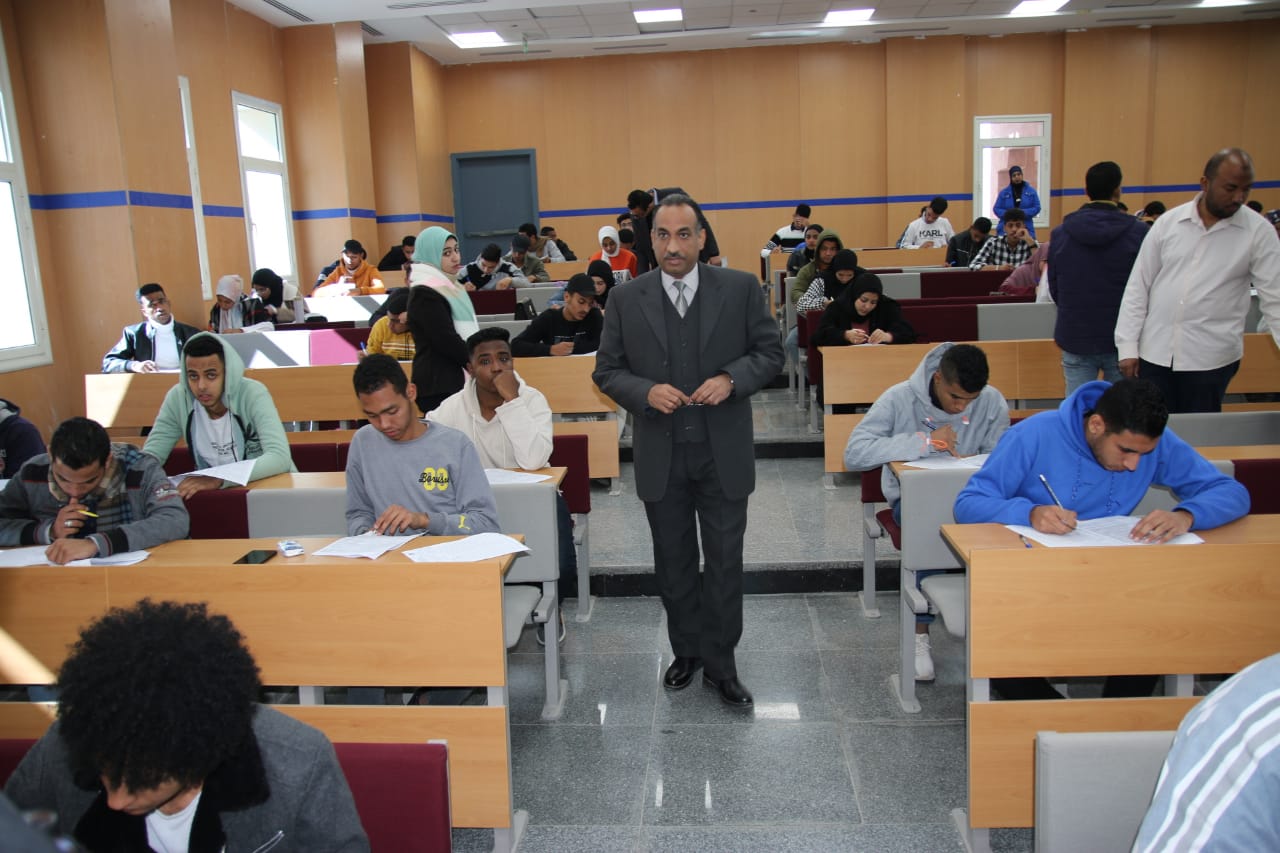رئيس جامعة طيبة التكنولوجية يتفقد انطلاق امتحانات  الفصل الدراسي الأول (2)
