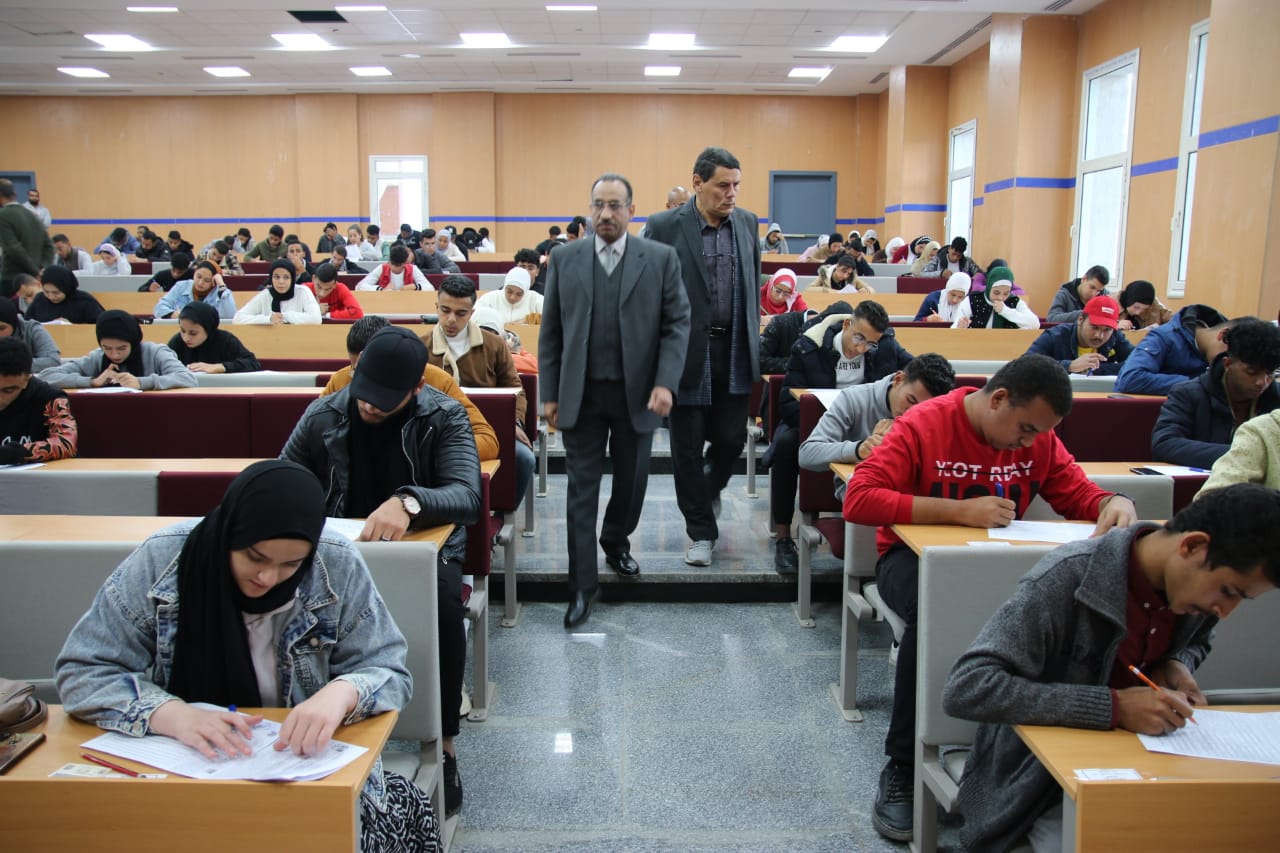 رئيس جامعة طيبة التكنولوجية يتفقد انطلاق امتحانات  الفصل الدراسي الأول (1)