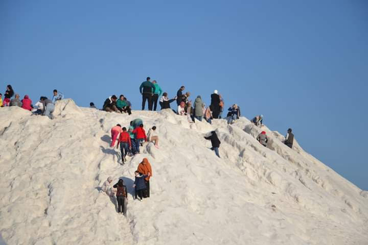 توافد الزائرين لجبال الملح فى مدينة بورفؤاد