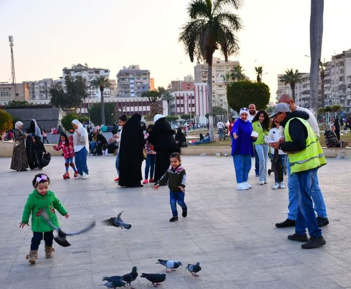 جانب من تواجد الزائرين والأطفال بميدان الشهداء لمشاهده حمام السلام