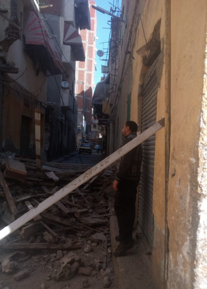 سقوط أجزاء من عقار قديم خال السكان بالإسكندرية دون إصابات (3)