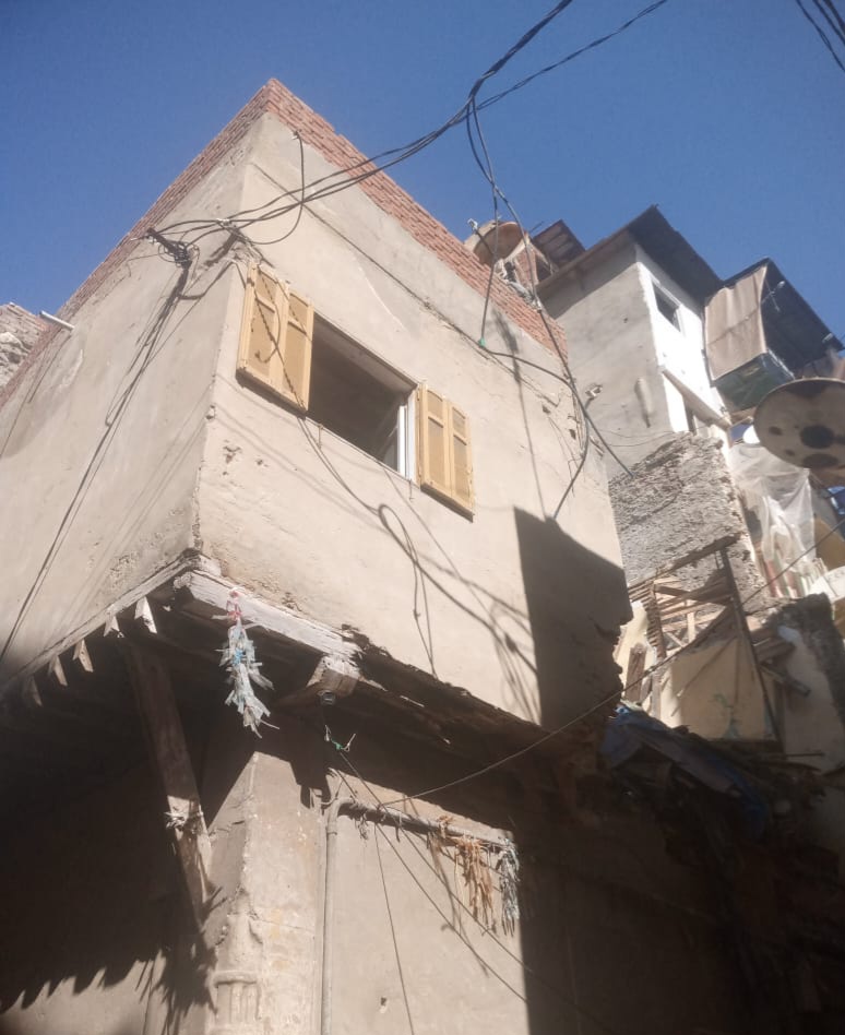 سقوط أجزاء من عقار قديم خال السكان بالإسكندرية دون إصابات (4)