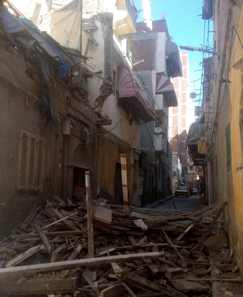 سقوط أجزاء من عقار قديم خال السكان بالإسكندرية دون إصابات (1)