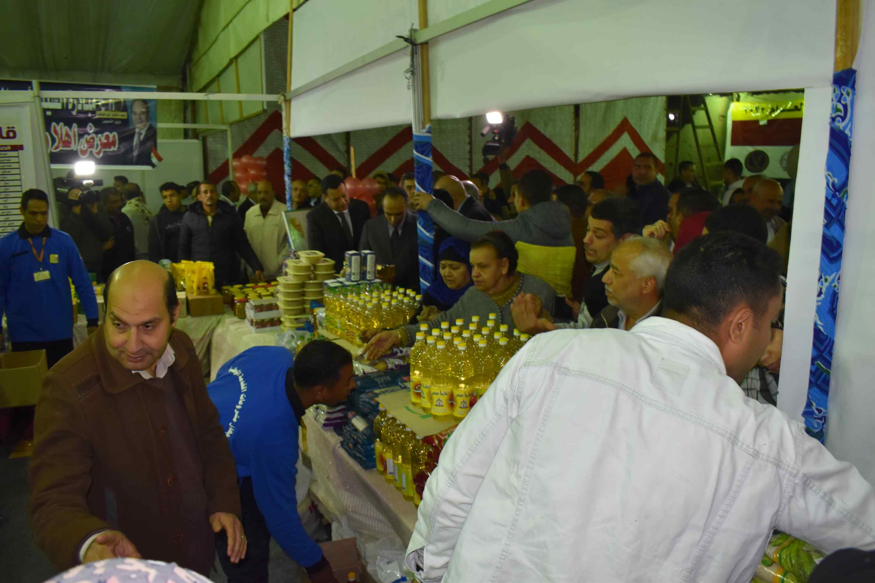 نائب المحافظ يفتتح معرض أهلا رمضان بمدينة المنيا بأسعار مخفضة (3)