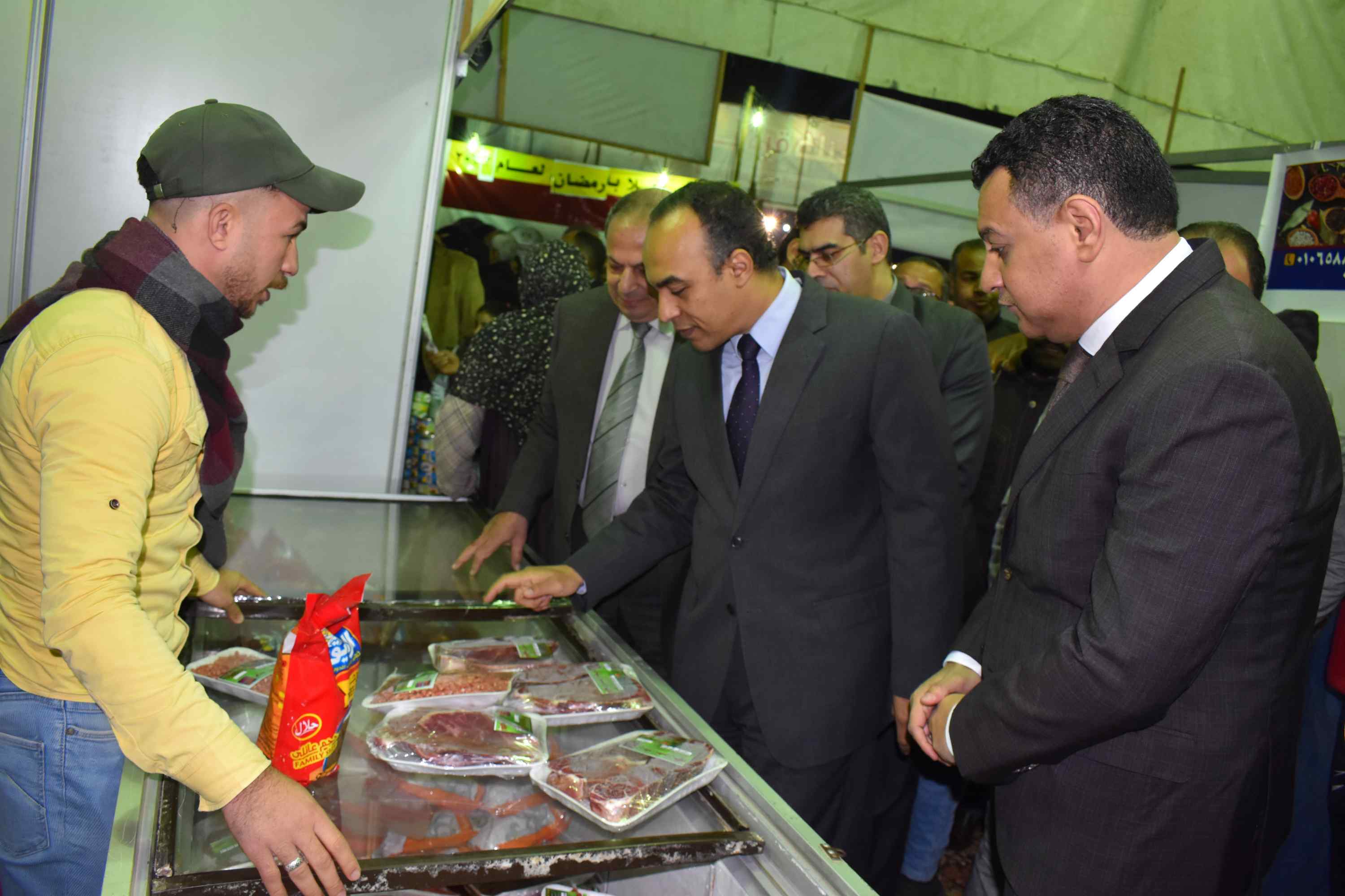 نائب المحافظ يفتتح معرض أهلا رمضان بمدينة المنيا بأسعار مخفضة (5)