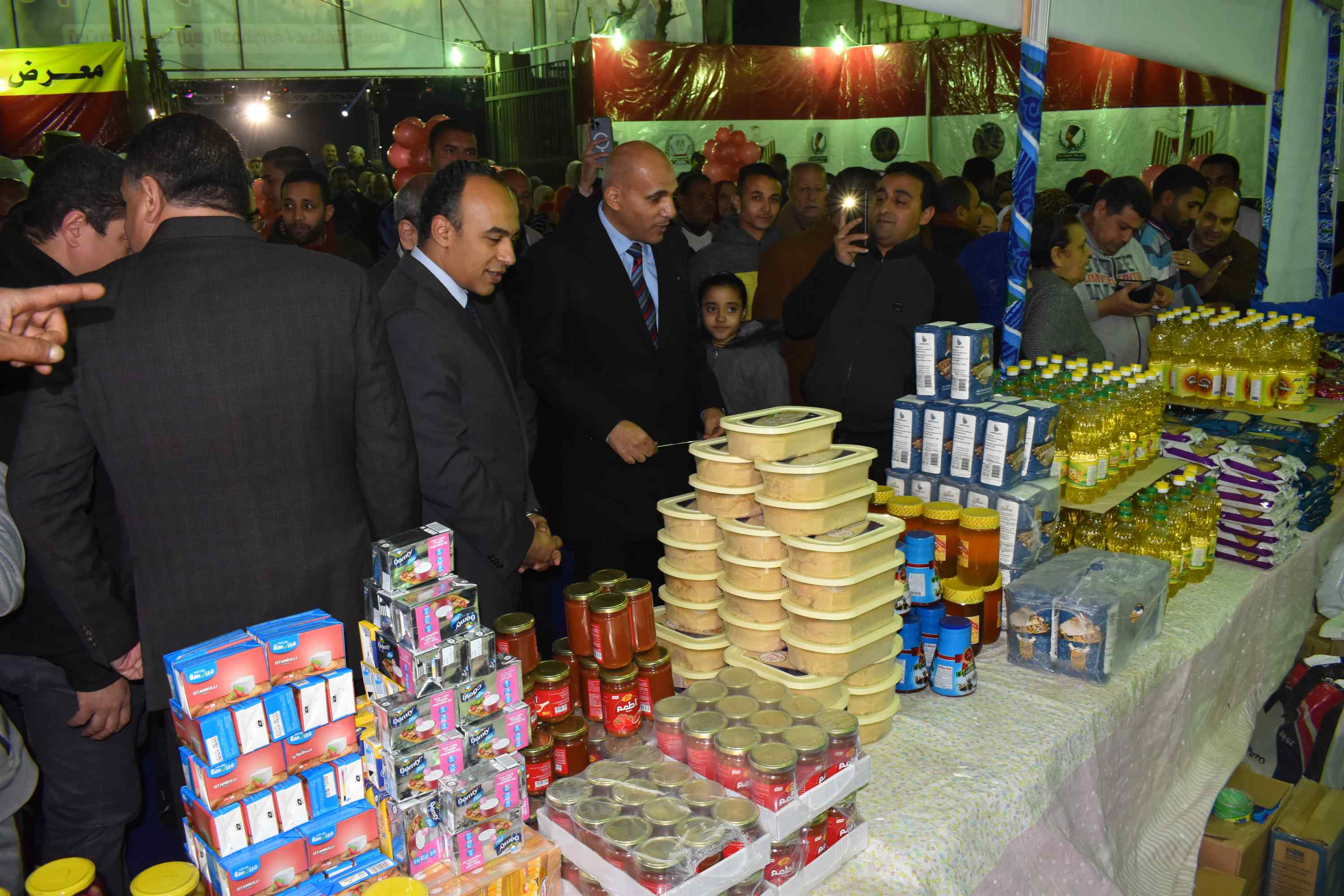 نائب المحافظ يفتتح معرض أهلا رمضان بمدينة المنيا بأسعار مخفضة (4)