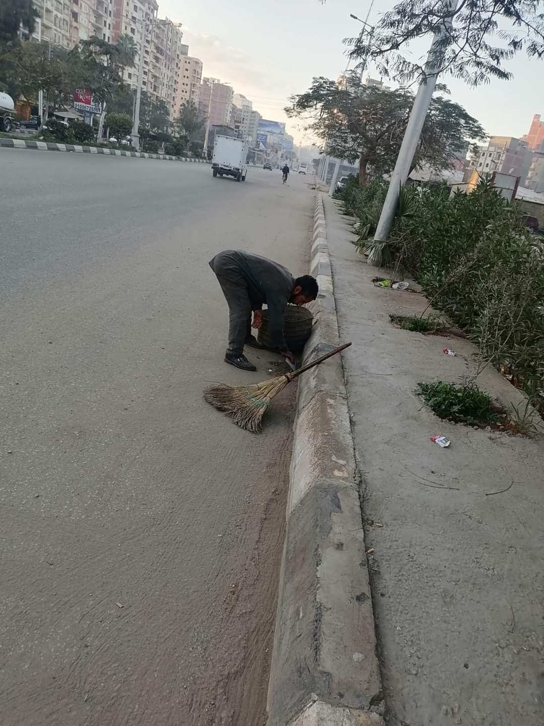 استمرار عمليات النظافه بالشوارع