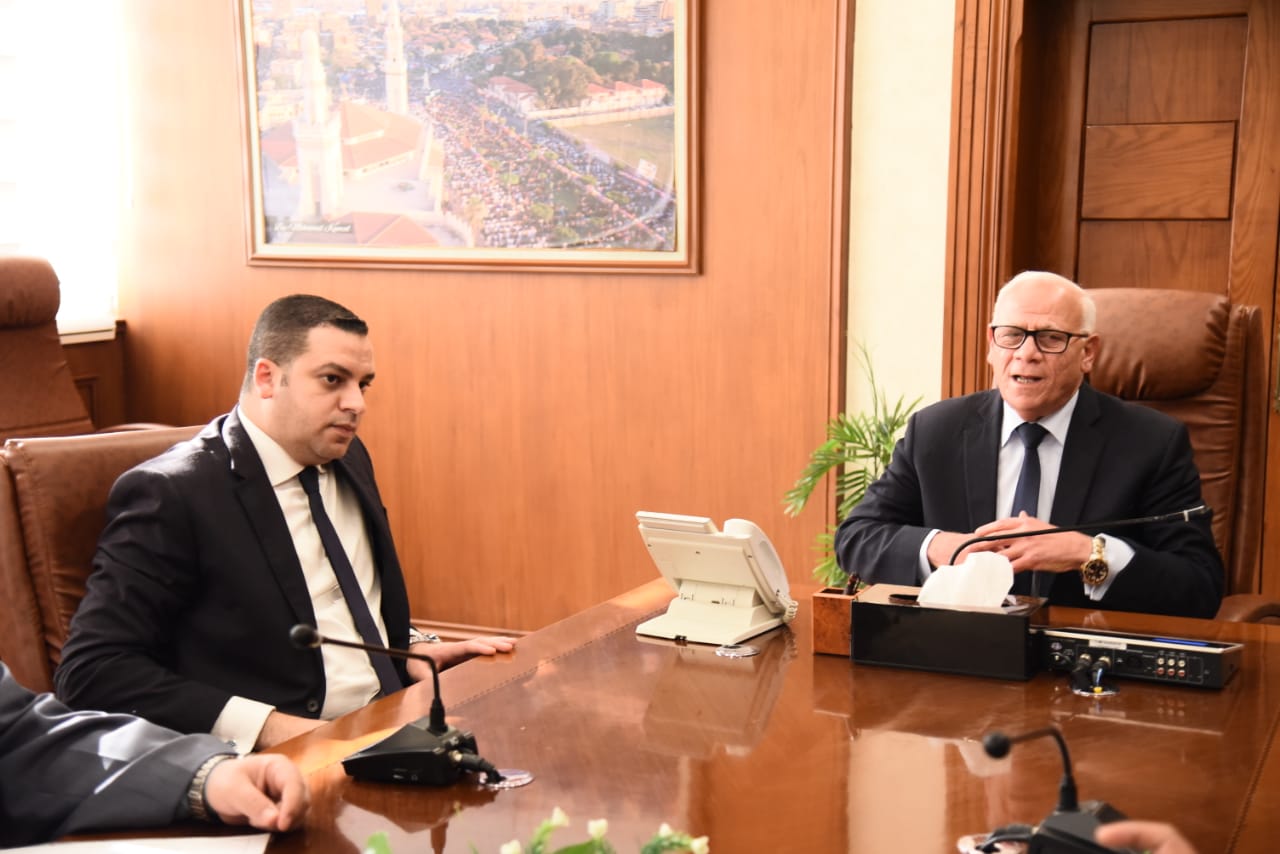 محافظ بورسعيد أثناء الاجتماع مع نائبه