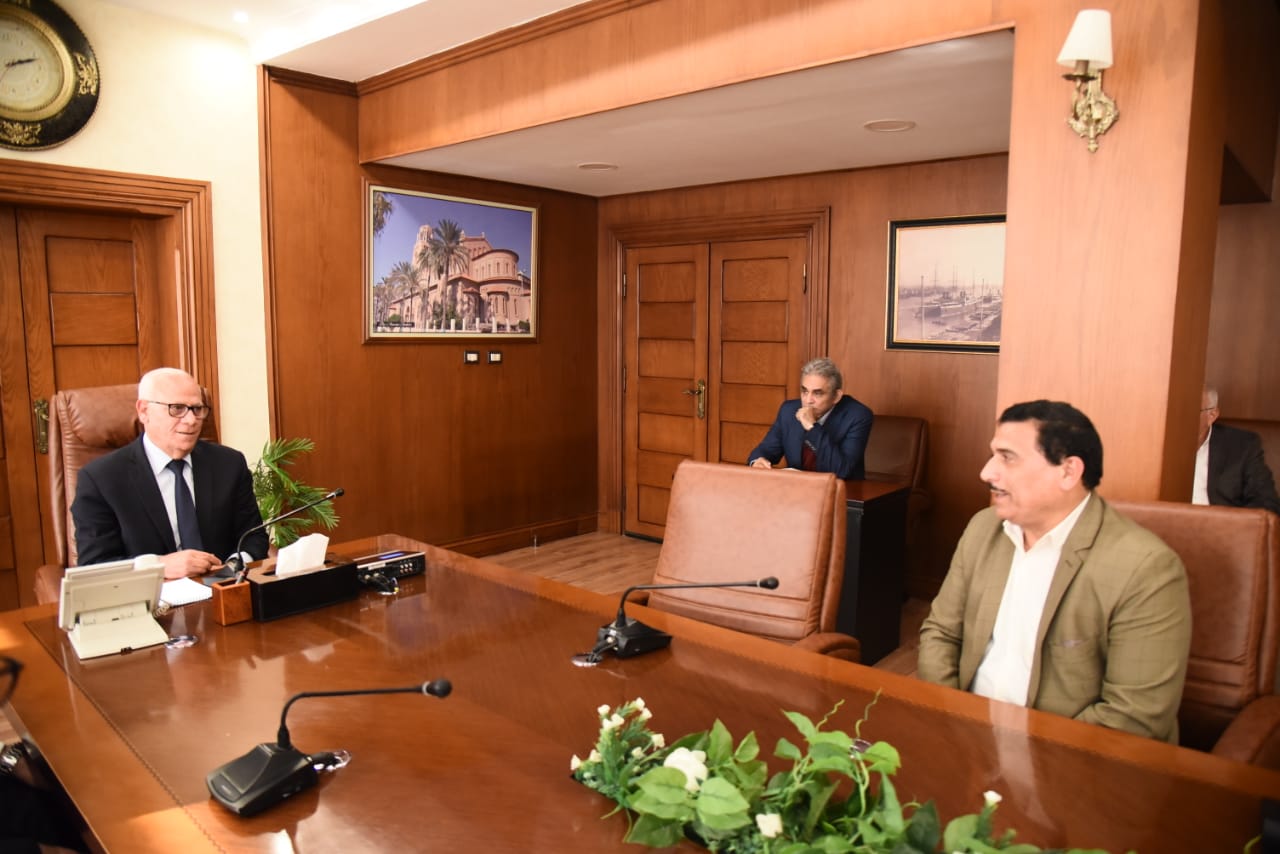 محافظ بورسعيد أثناء الاجتماع مع وكيل وزارة التضامن الإجتماعى