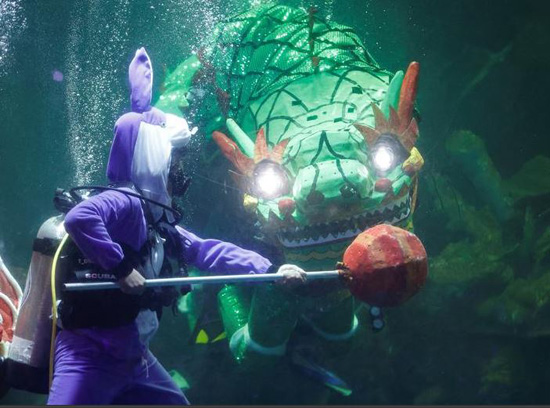 غواصون يؤدون عرض رقصة الأسد تحت الماء في حوض أسماك Sea World Ancol قبل السنة القمرية الصينية الجديدة للأرنب في جاكرتا ، إندونيسيا ، 18 يناير 2023. REUTERS  Willy Kurniawan