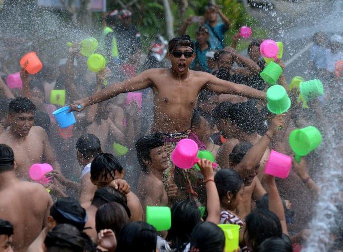 لناس يلعبون بالماء خلال مهرجان مياه سوات في قرية جيانيار ، بالي ، إندونيسيا ، 1 يناير 2023.