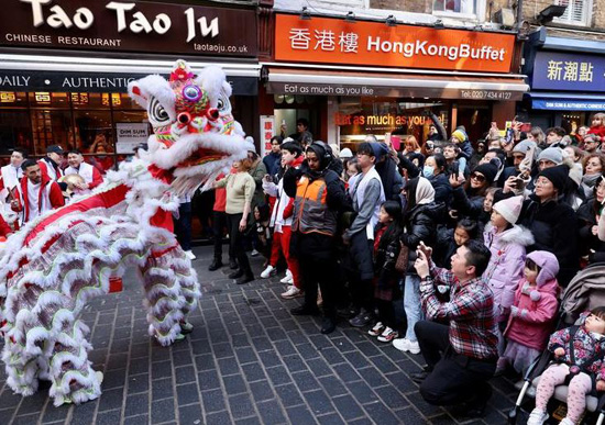 عرض رقصة الأسد الصينية في شوارع الحي الصيني ببريطانيا