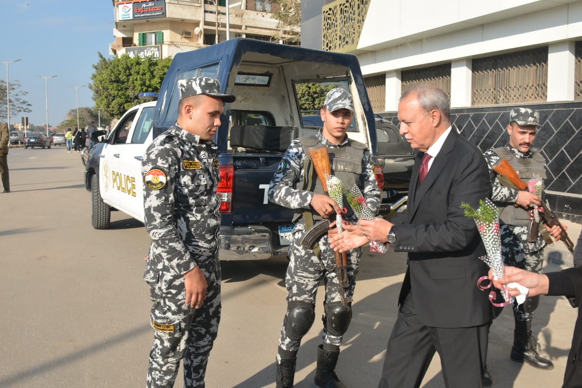محافظ القليوبية يقدم التهنئة لمدير الأمن بمناسبة عيد الشرطة (5)