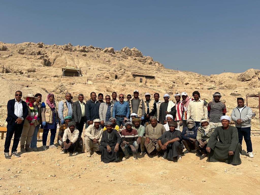 فريق عمل البعثة المصرية فى غرب الأقصر