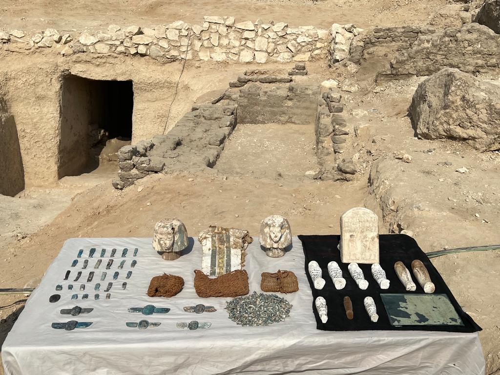 البعثة المصرية تكشف دفنات عائلية غرب الأقصر