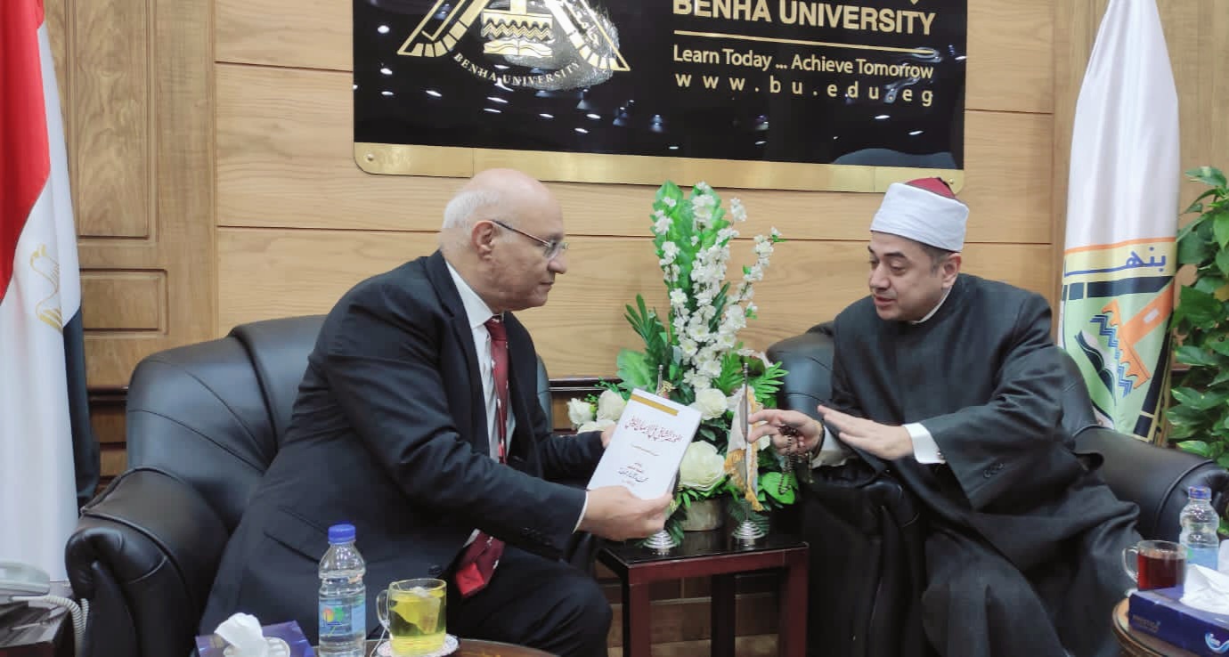 مدير أوقاف القليوبية يهدي رئيس جامعة بنها سلسلة المختصر الشافي
