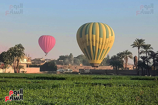 البالونات-خلال-خروجها-من-أرض-مطار-البر-الغربي