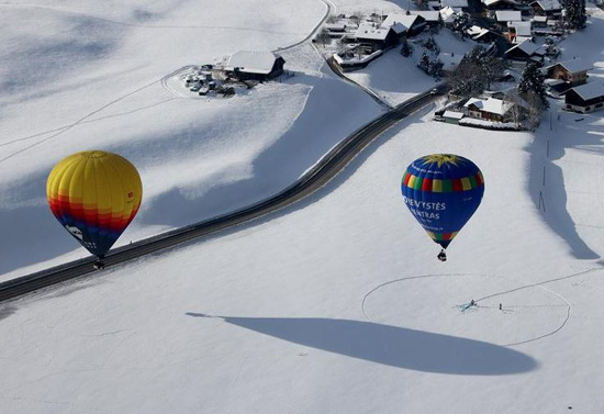 البالون الطائر فوق جبال الألب (1)