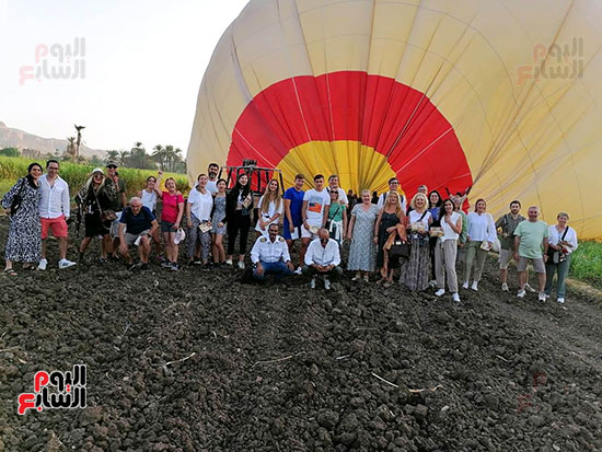 البالون-الطائر-يجذب-السائحين-من-حول-العالم